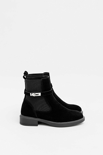Vivienne v.black
