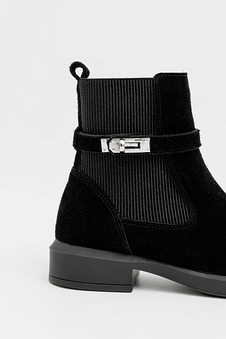 Vivienne v.black